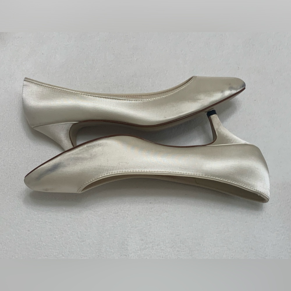 VINTAGE DYEABLES IVORY HEELS - SZ. 7 1/2 D